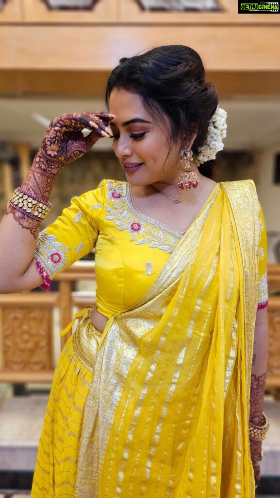 Farina Azad Instagram - Haldi day 💛 Outfit @ms_design_official Jewellery @new_ideas_fashions MUA and hairdo @glittersbytabbu #weddingseries #venbastyling #venba #vijaytv