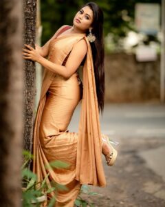 Farina Azad Instagram - பாரதி கண்ணம்மா தொடரின் "எதிர் நாயகி" வெண்பா

Artist Farina
Latest Photoshoot 

Artist - @farina_azad_official
Costumes - @ivalinmabia
Photography - @camerasenthil
Makeup - @saranyamakeupartistry
Hair - @shalini_hairartist
Shoot organized by @rrajeshananda