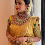 Farina Azad Instagram - Managed well to pose after a long sleepless day ! Picture by my ethiri kannama @vinusha_devi 🥰 Outfit @laavi_me Jewellery @laavi_me Blouse @laavi_me So neenga theivam @laavi_me 😋