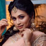 Farina Azad Instagram - In frame @farina_azad_official Outfit @sajna_bridal_wear_designer Muah @preethiartistry Photography @shadowsphotographyy @ajay_shadowsphotography Jewellery @new_ideas_fashions Flowers @blossom_bridal_flowers