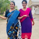 Gayathri Yuvraaj Instagram - Jumping into the trend 🤩😉 #gayathiri #sister #love #trendingreels #pranikadhakshu #meenakshiponnunga #zeetamil #durga #yamuna #kavalaiya #lajavathiye