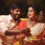 Gayathri Yuvraaj Instagram - 🧡அவனோடு பேசும் போது அதுபோல வார்த்தை ஏது உன் தூரமும் என் தூரமும் கண்கள் காணாமல்!!🧡🧡 Makeup @elegant_bridalstudio Saree my Athai gift @selvijayakumar5 Blouse @elitebridalstore Photography @weddingsby_gk Retouch @editors_desktop
