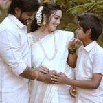 Gayathri Yuvraaj Instagram - 🌼Wishing you a very Happy Onam! May the spirit of this festival illuminate your life🌼 Makeup @elegant_bridalstudio Saree @kaarigai.sarees Blouse @elitebridalstore Jewel @new_ideas_fashions Photography @weddingsby_gk Retouch @editors_desktop #happyonam🌻🌺 #familytime #🌼🌼