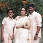 Gayathri Yuvraaj Instagram - Happy Onam🌸🌼 "Let the colors and lights of Onam fill your home with happiness and 🌺🌼🤗😍🤗 Makeup @elegant_bridalstudio Saree @kaarigai.sarees Blouse @elitebridalstore Jewel @new_ideas_fashions Photography @weddingsby_gk Retouch @editors_desktop