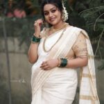 Gayathri Yuvraaj Instagram - 🌼🌸🌼 Makeup @elegant_bridalstudio Saree @kaarigai.sarees Blouse @elitebridalstore Jewel @new_ideas_fashions Photography @weddingsby_gk Retouch @editors_desktop