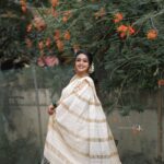 Gayathri Yuvraaj Instagram - 🌼🌸🌼 Makeup @elegant_bridalstudio Saree @kaarigai.sarees Blouse @elitebridalstore Jewel @new_ideas_fashions Photography @weddingsby_gk Retouch @editors_desktop