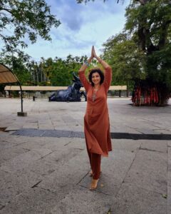 Hamsa Nandini Instagram - As Sadhguru says, "Self realization means to realize how foolish you have been. Everything has been right here within you and you dint get it." 
For me, the moment I stepped into the ashram I could sense an undiscribable force....an energy. Just made me realize what a beautiful feeling it is to be conscious and in the moment. Haven't stopped smiling eversince. Thanks to Isha Foundation, Coimbatore, for inviting me and making this magic happen within me. 🙏
.
#ishalife #awakening #swanstories