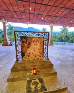 Hamsa Nandini Instagram - As Sadhguru says, "Self realization means to realize how foolish you have been. Everything has been right here within you and you dint get it." 
For me, the moment I stepped into the ashram I could sense an undiscribable force....an energy. Just made me realize what a beautiful feeling it is to be conscious and in the moment. Haven't stopped smiling eversince. Thanks to Isha Foundation, Coimbatore, for inviting me and making this magic happen within me. 🙏
.
#ishalife #awakening #swanstories