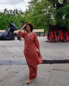 Hamsa Nandini Instagram - As Sadhguru says, "Self realization means to realize how foolish you have been. Everything has been right here within you and you dint get it." 
For me, the moment I stepped into the ashram I could sense an undiscribable force....an energy. Just made me realize what a beautiful feeling it is to be conscious and in the moment. Haven't stopped smiling eversince. Thanks to Isha Foundation, Coimbatore, for inviting me and making this magic happen within me. 🙏
.
#ishalife #awakening #swanstories