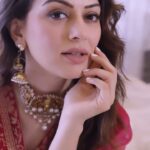 Hansika Motwani Instagram - So guys I thought of testing some hacks for removing heavy waterproof make-up and rating them.🤔 And it’s a no-brainer, that my Garnier Micellar Water in oil is the way to go! Enriched with Argan oil which helps with the nourishment of the skin. 💯 The verdict: A one-stop solution for stubborn makeup removal and skin hydration!✨#OffInOneSwipe #GarnierIndia #BiPhaseMicellarWater #MicellarWater #Ad #OffInOneSwipe