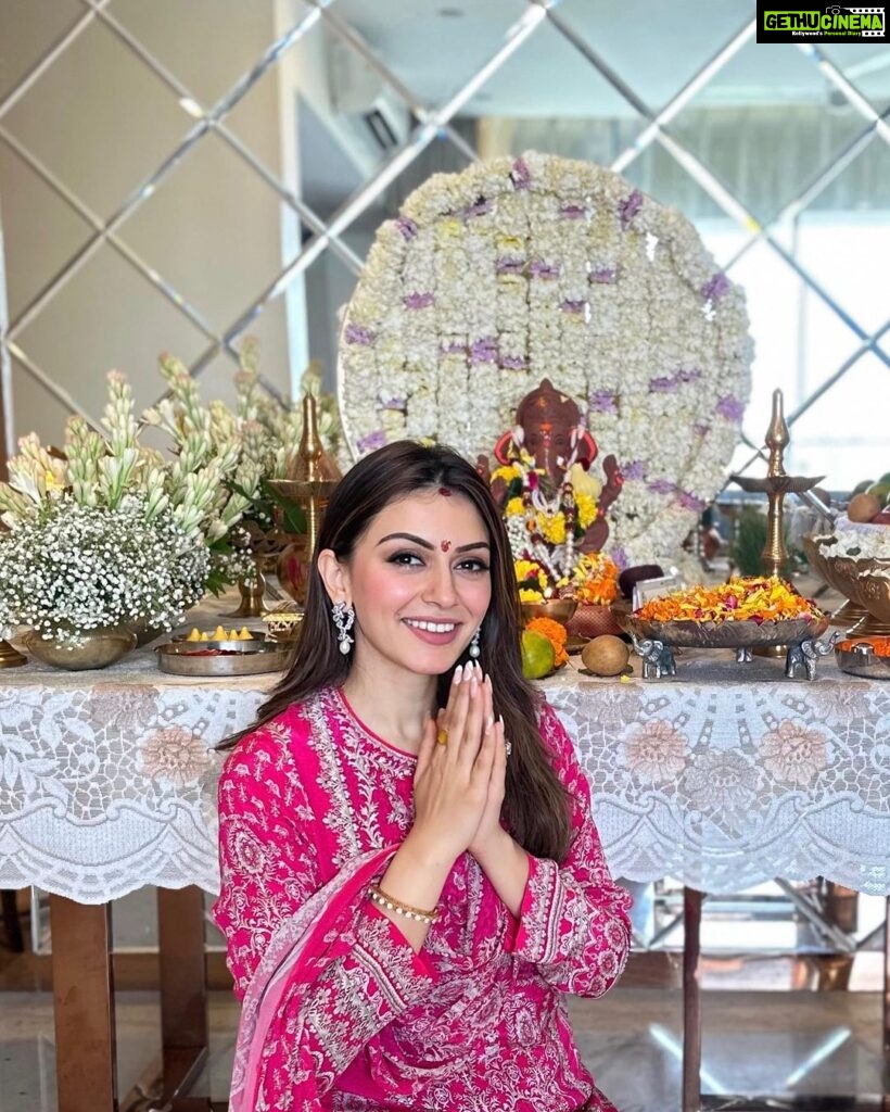 Hansika Motwani Instagram - happy Ganesh Chaturthi 🙏🏻🌺