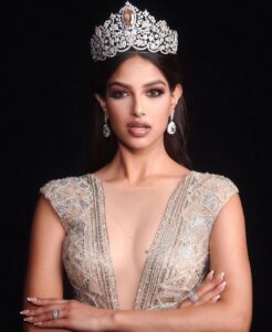 Harnaaz Kaur Sandhu Instagram - वाहे गुरुजी दा खालसा 
वाहे गुरुजी दी फतेह 
❤️

We did it. 🥺

I said in my final answer, that I believed in myself and that’s why I was on that stage. I also want to mention a few people who believed in me too. 

Firstly I would like to thank my family and friends who have been there with me no matter what.They have seen me fall and get up and they have been there  supporting me throughout. ❤️ @ruby6100 @hsmusics 
@gpdhillon_ 
Thank you @naughtynatty_g for being the driving force.Your energy is infectious and I still remember how you would enter the room and it would suddenly be filed with good vibes on the most tiring days during the national pageant. You motivated me and your “Chak de phatte” moments have stayed with me throughout my journey here. I hope I was able to bring you that kind of happiness when you saw me winning today. ❤️

Thank you @vineetjain12 for giving me this chance and the platform at LIVA Miss Diva 2021 and having the faith in me that I could represent India internationally. 🙏

Thank you to my panelists and designers who put together the woman who won the crown for India today. 🙏

Thank you to the @missdivaorg team, for standing by me, supporting me and being my driving force to win the crown. 

Thank you to the @missuniverse @realpaulashugart for believing I deserved this beautiful crown and the responsibility of being called Miss Universe.

Lastly thank you to everyone who has showered me with so much love. I’m overwhelmed. 

कर हर मैदान फतेह 💫
आप सबको मेरी तरफ़ से ढेर सारा प्यार।

Miss Universe 2021 is INDIA. 🇮🇳

@missuniverse

Gown by @officialsaishashinde 
Earrings @putstyle07