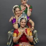 Hema Malini Instagram - I, along with my daughters Esha & Ahana wish dancers all over the world a very happy International Dance Day. Let us work for world appreciation of this wonderful art form and spread awareness of its beauty and great therapeutic value🙏 #internationaldanceday #danceperformance #dance
