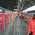 Hema Malini Instagram - After my metro experience, decided to go by auto from DN Nagar to Juhu & that too was fulfilled. Landed by auto at my house & the dazed security could not believe their eyes! All in all, a wonderful, pleasurable experience for me! In the metro with the public👇 #metro #metroride #travelinmetro #happyridings