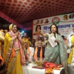 Hema Malini Instagram - Other photos from the hectic 2-day campaign covering entire Mathura for the Mayor and Chairman elections @myogi_adityanath @bjp4india @bjp4up #electioncampaign #mathuraelection