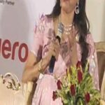 Hema Malini Instagram - On the occasion of Dev Anand's centenary on 26th of September there were celebrations held all over India. I attended The evergreen Dev Anand Society's event in Jaipur which was held at the Raj Mandir theatre. This fan club organised the event in a grand way. It was wonderful to watch how Dev Saab's fan following remains steady even after so many years. There were those who dressed up like him and there were those who sang his songs. it was a mega celebration. #devanand #birthcentenary #event #jaipur #devanandsociety