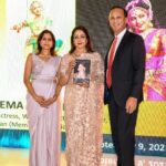 Hema Malini Instagram – Photos of the India House Gala in Houston. 1,2 – With Dr Manish Rungta ( main organizer) and family. 3. Receiving memento from the Consul General, Mr D.C. Manjunath. 4. With guests at the gala

#indiahousehouston #manishrungta #consulgeneral #dcmanjunath