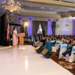 Hema Malini Instagram – Photos of the India House Gala in Houston. 1,2 – With Dr Manish Rungta ( main organizer) and family. 3. Receiving memento from the Consul General, Mr D.C. Manjunath. 4. With guests at the gala

#indiahousehouston #manishrungta #consulgeneral #dcmanjunath