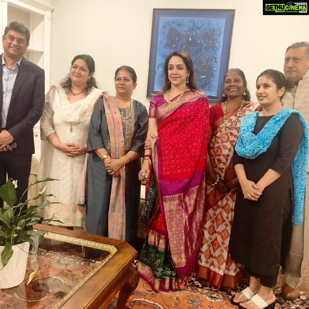 Hema Malini Instagram - Dinner hosted by and at the residence of the Consul General of India in Houston.. Seen here... With the Consul General @dcmanjunath , his wife, Mrs. Arpana Manjunath and Consulate’s officials. @cgihou @indianembassyus @indiplomacy #houston #consulgeneral