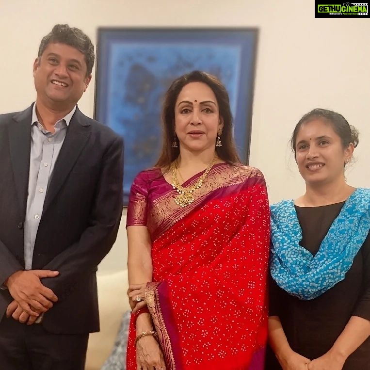 Hema Malini Instagram - Dinner hosted by and at the residence of the Consul General of India in Houston.. Seen here... With the Consul General @dcmanjunath , his wife, Mrs. Arpana Manjunath and Consulate’s officials. @cgihou @indianembassyus @indiplomacy #houston #consulgeneral