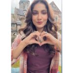 Ishita Raj Sharma Instagram - “To Forever Growing Young” Happy Birthday to ME . Ps- pls ignore the conversation of our AD’s in the middle of the birthday song😂 Richa Deepak wth 😂🤢 #setlife🎥 Trentham, Stoke-On-Trent, United Kingdom