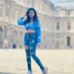 Janani Ashok Kumar Instagram - ⵊN-BETWEEN ⵊɴ ʙᴇᴛᴡᴇᴇɴ ᴡʜᴇʀᴇ ʏᴏᴜ ᴀʀᴇ ᴀɴᴅ ᴡʜᴇʀᴇ ʏᴏᴜ ᴡᴀɴᴛ ᴛᴏ ʙᴇ, ᴛʜᴇʀᴇ ɪs ᴇɴᴅʟᴇss, ʙᴏᴜɴᴅʟᴇss ᴘᴇᴀᴄᴇ. Tʜᴇʀᴇ ɪs ᴀɴ ᴏᴘᴘᴏʀᴛᴜɴɪᴛʏ ᴛᴏ ʙᴇ sᴛɪʟʟ, ᴀs ʏᴏᴜ ꜰɪɴᴅ ʏᴏᴜʀsᴇʟꜰ ɪɴ ᴛʜᴇ ɢᴀᴘ ʙᴇᴛᴡᴇᴇɴ ᴛʜᴇ ᴘᴀsᴛ ᴀɴᴅ ᴛʜᴇ ꜰᴜᴛᴜʀᴇ, ᴋɴᴏᴡɪɴɢ ᴛʜᴀᴛ ᴛʜɪs ɪs ᴛʜᴇ sᴘᴀᴄᴇ ᴡʜᴇʀᴇ ʏᴏᴜ ᴡᴇʀᴇ ᴄᴀʟʟᴇᴅ ᴛᴏ ᴄᴏᴍᴇ ᴀʟɪᴠᴇ. Aɴᴅ ɪᴛ,s ᴏᴋᴀʏ ɪꜰ ʏᴏᴜ ꜰᴇᴇʟ ᴜɴᴄᴇʀᴛᴀɪɴ ʜᴇʀᴇ. Yᴏᴜ ᴅᴏɴ,ᴛ ʜᴀᴠᴇ ᴛᴏ ʜᴀᴠᴇ ɪᴛ ᴀʟʟ ꜰɪɢᴜʀᴇᴅ ᴏᴜᴛ. Yᴏᴜ ᴀʀᴇ ꜰʀᴇᴇ ᴛᴏ ᴛᴀᴋᴇ ᴛʜɪs ᴍᴏᴍᴇɴᴛ ʙʏ ᴍᴏᴍᴇɴᴛ, ᴀɴᴅ sᴇᴇ ᴛʜᴇ ᴡʜᴏʟᴇɴᴇss ᴏꜰ ɪᴛ ᴀʟʟ: sᴏᴍᴇ ᴛʜɪɴɢs ᴡɪʟʟ ʙᴇ ᴅɪꜰꜰɪᴄᴜʟᴛ. Sᴏᴍᴇ ᴛʜɪɴɢs ᴡɪʟʟ ᴍᴀᴋᴇ sᴇɴsᴇ, ᴡʜɪʟᴇ ᴏᴛʜᴇʀ ᴛʜɪɴɢs ʟᴇᴀᴠᴇ ʏᴏᴜ ᴡɪᴛʜ ǫᴜᴇsᴛɪᴏɴs. Bᴜᴛ ᴀʟᴛᴏɢᴇᴛʜᴇʀ, ᴛʜᴇsᴇ ᴍᴏᴜɴᴛᴀɪɴs ᴀɴᴅ ᴠᴀʟʟᴇʏs ᴄʀᴇᴀᴛᴇ ᴀ ʟᴀɴᴅsᴄᴀᴘᴇ, ᴡʜᴇʀᴇ sᴏᴍᴇʜᴏᴡ, ᴛʜʀᴏᴜɢʜ ɪᴛ ᴀʟʟ, ᴇᴠᴇʀʏᴛʜɪɴɢ ꜰɪɴᴅs ɪᴛs ᴘʟᴀᴄᴇ. - 📸: @madhumitha_sivasankar & @satz_aka_sathishkumaran #tapfordeets #louvremuseum #paris #parisfrance #travel #memories #memoriesforlife #friends Louvre Museum Paris France
