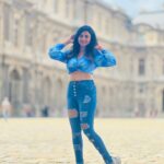 Janani Ashok Kumar Instagram - ⵊN-BETWEEN ⵊɴ ʙᴇᴛᴡᴇᴇɴ ᴡʜᴇʀᴇ ʏᴏᴜ ᴀʀᴇ ᴀɴᴅ ᴡʜᴇʀᴇ ʏᴏᴜ ᴡᴀɴᴛ ᴛᴏ ʙᴇ, ᴛʜᴇʀᴇ ɪs ᴇɴᴅʟᴇss, ʙᴏᴜɴᴅʟᴇss ᴘᴇᴀᴄᴇ. Tʜᴇʀᴇ ɪs ᴀɴ ᴏᴘᴘᴏʀᴛᴜɴɪᴛʏ ᴛᴏ ʙᴇ sᴛɪʟʟ, ᴀs ʏᴏᴜ ꜰɪɴᴅ ʏᴏᴜʀsᴇʟꜰ ɪɴ ᴛʜᴇ ɢᴀᴘ ʙᴇᴛᴡᴇᴇɴ ᴛʜᴇ ᴘᴀsᴛ ᴀɴᴅ ᴛʜᴇ ꜰᴜᴛᴜʀᴇ, ᴋɴᴏᴡɪɴɢ ᴛʜᴀᴛ ᴛʜɪs ɪs ᴛʜᴇ sᴘᴀᴄᴇ ᴡʜᴇʀᴇ ʏᴏᴜ ᴡᴇʀᴇ ᴄᴀʟʟᴇᴅ ᴛᴏ ᴄᴏᴍᴇ ᴀʟɪᴠᴇ. Aɴᴅ ɪᴛ,s ᴏᴋᴀʏ ɪꜰ ʏᴏᴜ ꜰᴇᴇʟ ᴜɴᴄᴇʀᴛᴀɪɴ ʜᴇʀᴇ. Yᴏᴜ ᴅᴏɴ,ᴛ ʜᴀᴠᴇ ᴛᴏ ʜᴀᴠᴇ ɪᴛ ᴀʟʟ ꜰɪɢᴜʀᴇᴅ ᴏᴜᴛ. Yᴏᴜ ᴀʀᴇ ꜰʀᴇᴇ ᴛᴏ ᴛᴀᴋᴇ ᴛʜɪs ᴍᴏᴍᴇɴᴛ ʙʏ ᴍᴏᴍᴇɴᴛ, ᴀɴᴅ sᴇᴇ ᴛʜᴇ ᴡʜᴏʟᴇɴᴇss ᴏꜰ ɪᴛ ᴀʟʟ: sᴏᴍᴇ ᴛʜɪɴɢs ᴡɪʟʟ ʙᴇ ᴅɪꜰꜰɪᴄᴜʟᴛ. Sᴏᴍᴇ ᴛʜɪɴɢs ᴡɪʟʟ ᴍᴀᴋᴇ sᴇɴsᴇ, ᴡʜɪʟᴇ ᴏᴛʜᴇʀ ᴛʜɪɴɢs ʟᴇᴀᴠᴇ ʏᴏᴜ ᴡɪᴛʜ ǫᴜᴇsᴛɪᴏɴs. Bᴜᴛ ᴀʟᴛᴏɢᴇᴛʜᴇʀ, ᴛʜᴇsᴇ ᴍᴏᴜɴᴛᴀɪɴs ᴀɴᴅ ᴠᴀʟʟᴇʏs ᴄʀᴇᴀᴛᴇ ᴀ ʟᴀɴᴅsᴄᴀᴘᴇ, ᴡʜᴇʀᴇ sᴏᴍᴇʜᴏᴡ, ᴛʜʀᴏᴜɢʜ ɪᴛ ᴀʟʟ, ᴇᴠᴇʀʏᴛʜɪɴɢ ꜰɪɴᴅs ɪᴛs ᴘʟᴀᴄᴇ. - 📸: @madhumitha_sivasankar & @satz_aka_sathishkumaran #tapfordeets #louvremuseum #paris #parisfrance #travel #memories #memoriesforlife #friends Louvre Museum Paris France