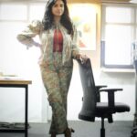 Janani Ashok Kumar Instagram - “𝙏𝙝𝙚 𝙗𝙚𝙖𝙪𝙩𝙮 𝙤𝙛 𝙄𝙣-𝙗𝙚𝙩𝙬𝙚𝙚𝙣“ 𝙏𝙝𝙚𝙧𝙚 𝙬𝙞𝙡𝙡 𝙗𝙚 𝙙𝙖𝙮𝙨 𝙩𝙝𝙖𝙩 𝙖𝙧𝙚 𝙛𝙞𝙡𝙡𝙚𝙙 𝙬𝙞𝙩𝙝 𝙨𝙤 𝙢𝙖𝙣𝙮 𝙢𝙞𝙧𝙖𝙘𝙡𝙚𝙨, 𝘼𝙣𝙙 𝙙𝙖𝙮𝙨 𝙬𝙝𝙚𝙧𝙚 𝙮𝙤𝙪 𝙦𝙪𝙚𝙨𝙩𝙞𝙤𝙣 𝙚𝙫𝙚𝙧𝙮 𝙡𝙞𝙩𝙩𝙡𝙚 𝙢𝙤𝙢𝙚𝙣𝙩..? 𝙏𝙝𝙚𝙧𝙚 𝙞𝙨 𝙣𝙤𝙩𝙝𝙞𝙣𝙜 𝙬𝙧𝙤𝙣𝙜 𝙞𝙣 𝙡𝙞𝙫𝙞𝙣𝙜 𝙞𝙣 𝙩𝙝𝙚 𝙞𝙣-𝙗𝙚𝙩𝙬𝙚𝙚𝙣..! 𝙒𝙝𝙚𝙧𝙚 𝙡𝙞𝙛𝙚 𝙜𝙤𝙚𝙨 𝙗𝙮 𝙙𝙖𝙮 𝙗𝙮 𝙙𝙖𝙮, 𝘼 𝙨𝙚𝙣𝙨𝙚 𝙤𝙛 𝙘𝙖𝙡𝙢 𝙖𝙣𝙙 𝙖 𝙨𝙥𝙖𝙘𝙚 𝙩𝙤 𝙘𝙤𝙡𝙡𝙚𝙘𝙩..! 𝙎𝙥𝙚𝙣𝙙 𝙢𝙤𝙧𝙚 𝙢𝙤𝙢𝙚𝙣𝙩𝙨 𝙞𝙣 𝙩𝙝𝙚 𝙞𝙣-𝙗𝙚𝙩𝙬𝙚𝙚𝙣, 𝙎𝙤 𝙮𝙤𝙪 𝙘𝙖𝙣 𝙖𝙥𝙥𝙧𝙚𝙘𝙞𝙖𝙩𝙚 𝙚𝙫𝙚𝙧𝙮 𝙙𝙖𝙮. - #veramaariofficeonahatamil @ahatamil @kanaa_production - Outfit: @instorefashions Styling: @shimona_stalin Chennai, India