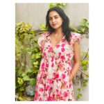 Janani Ashok Kumar Instagram - “She’s water - powerful enough to drown you , soft enough to cleanse you & Deep enough to save you.” - 📸: @keets_makeover 👗 : @highstreet_original Chennai, India