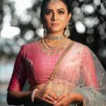 Janani Ashok Kumar Instagram - “It’s impossible”, said pride. “It’s risky”, said experience. “It’s pointless”, said reason. “Give it a try “, whispered the heart. - Team: @vijiknr @sangiknr @saathvikas_designer_studio @bronzerbridaljewellery @bronzerlensnlashes @zerogravityphotography @zerogravity.fashion Chennai, India