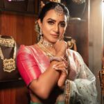 Janani Ashok Kumar Instagram - 🌈 🦋 🤍🌱💯 - Team: @vijiknr @sangiknr @saathvikas_designer_studio @bronzerbridaljewellery @bronzerlensnlashes @zerogravityphotography @zerogravity.fashion Chennai, India