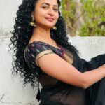 Janani Ashok Kumar Instagram - என்னை திரியாக்கி உன்னில் விளக்கேற்றி எந்நாளும் காத்திருப்பேன்…! 📸: @santhanalakshmiashok #mommydearest Chennai, India