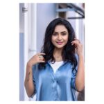 Janani Ashok Kumar Instagram - Note to Self: Don’t seek to be relevant or liked, Seek to be undeniable. Seek to be compassionate. Seek integrity. Seek humility. Seek light..! - 📸: @raghul_raghupathy Retouch: @retouch_by_gokul Wearing : @hm Pondicherry - பாண்டிச்சேரி