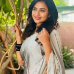 Janani Ashok Kumar Instagram - The most underrated & precious thing is time, none of us know how much we’ve left..! So live like there’s no tomorrow. Appreciate everything, don’t leave things for later. It’s always now or never 💯🌸💫✨ - Wearing: @onlinegits Bangles: @methurna_collections 📸: #mommydearest @santhanalakshmiashok Chennai, India