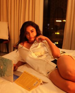 Janani Ashok Kumar Instagram - Not Giving A Shit Is The Surest Way To Peace Of Mind 🙂🙃
-
📸: @raghul_raghupathy 
Location courtesy: @defleurhotel