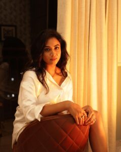Janani Ashok Kumar Instagram - Not Giving A Shit Is The Surest Way To Peace Of Mind 🙂🙃
-
📸: @raghul_raghupathy 
Location courtesy: @defleurhotel