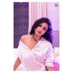 Janani Ashok Kumar Instagram - 𝐅 𝐈 𝐄 𝐑 𝐂 𝐄 𝐋 𝐘 𝐀 𝐓 𝐓 𝐑 𝐀 𝐂 𝐓 𝐈 𝐕 𝐄 ❤️‍🔥 - 📸 : @raghul_raghupathy Retouch: @retouch_by_gokul Satin shirt: @hm Chain: @methurna_collections Location: @defleurhotel Pondicherry - பாண்டிச்சேரி