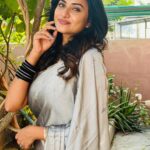 Janani Ashok Kumar Instagram - The most underrated & precious thing is time, none of us know how much we’ve left..! So live like there’s no tomorrow. Appreciate everything, don’t leave things for later. It’s always now or never 💯🌸💫✨ - Wearing: @onlinegits Bangles: @methurna_collections 📸: #mommydearest @santhanalakshmiashok Chennai, India