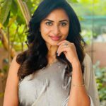 Janani Ashok Kumar Instagram - The most underrated & precious thing is time, none of us know how much we’ve left..! So live like there’s no tomorrow. Appreciate everything, don’t leave things for later. It’s always now or never 💯🌸💫✨ - Wearing: @onlinegits Bangles: @methurna_collections 📸: #mommydearest @santhanalakshmiashok Chennai, India