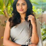 Janani Ashok Kumar Instagram - The most underrated & precious thing is time, none of us know how much we’ve left..! So live like there’s no tomorrow. Appreciate everything, don’t leave things for later. It’s always now or never 💯🌸💫✨ - Wearing: @onlinegits Bangles: @methurna_collections 📸: #mommydearest @santhanalakshmiashok Chennai, India