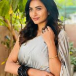 Janani Ashok Kumar Instagram - The most underrated & precious thing is time, none of us know how much we’ve left..! So live like there’s no tomorrow. Appreciate everything, don’t leave things for later. It’s always now or never 💯🌸💫✨ - Wearing: @onlinegits Bangles: @methurna_collections 📸: #mommydearest @santhanalakshmiashok Chennai, India