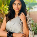 Janani Ashok Kumar Instagram - The most underrated & precious thing is time, none of us know how much we’ve left..! So live like there’s no tomorrow. Appreciate everything, don’t leave things for later. It’s always now or never 💯🌸💫✨ - Wearing: @onlinegits Bangles: @methurna_collections 📸: #mommydearest @santhanalakshmiashok Chennai, India