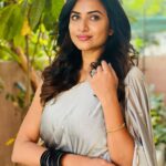Janani Ashok Kumar Instagram - The most underrated & precious thing is time, none of us know how much we’ve left..! So live like there’s no tomorrow. Appreciate everything, don’t leave things for later. It’s always now or never 💯🌸💫✨ - Wearing: @onlinegits Bangles: @methurna_collections 📸: #mommydearest @santhanalakshmiashok Chennai, India