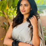 Janani Ashok Kumar Instagram - The most underrated & precious thing is time, none of us know how much we’ve left..! So live like there’s no tomorrow. Appreciate everything, don’t leave things for later. It’s always now or never 💯🌸💫✨ - Wearing: @onlinegits Bangles: @methurna_collections 📸: #mommydearest @santhanalakshmiashok Chennai, India
