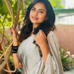 Janani Ashok Kumar Instagram - The most underrated & precious thing is time, none of us know how much we’ve left..! So live like there’s no tomorrow. Appreciate everything, don’t leave things for later. It’s always now or never 💯🌸💫✨ - Wearing: @onlinegits Bangles: @methurna_collections 📸: #mommydearest @santhanalakshmiashok Chennai, India