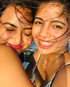 Janani Ashok Kumar Instagram - All we needed is the beach & the sun to make such beautiful  memories 🫠 
Of course the right people to be with @bavithraofficial 🤗🙌🏼💯
#beachgirls #sunkissed #messyhair #dontcare #yatch #highonmusic #naturelovers #bioluminescence #coralreef #memoriesforlife #maldives #island #milaidhoo