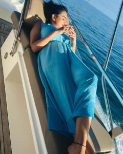 Janani Ashok Kumar Instagram - All we needed is the beach & the sun to make such beautiful  memories 🫠 
Of course the right people to be with @bavithraofficial 🤗🙌🏼💯
#beachgirls #sunkissed #messyhair #dontcare #yatch #highonmusic #naturelovers #bioluminescence #coralreef #memoriesforlife #maldives #island #milaidhoo