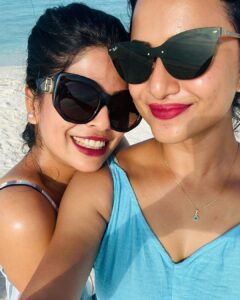 Janani Ashok Kumar Instagram - All we needed is the beach & the sun to make such beautiful  memories 🫠 
Of course the right people to be with @bavithraofficial 🤗🙌🏼💯
#beachgirls #sunkissed #messyhair #dontcare #yatch #highonmusic #naturelovers #bioluminescence #coralreef #memoriesforlife #maldives #island #milaidhoo