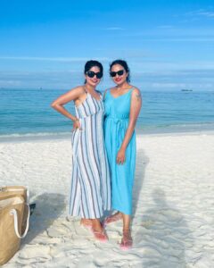 Janani Ashok Kumar Instagram - All we needed is the beach & the sun to make such beautiful  memories 🫠 
Of course the right people to be with @bavithraofficial 🤗🙌🏼💯
#beachgirls #sunkissed #messyhair #dontcare #yatch #highonmusic #naturelovers #bioluminescence #coralreef #memoriesforlife #maldives #island #milaidhoo