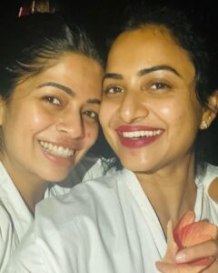 Janani Ashok Kumar Instagram - All we needed is the beach & the sun to make such beautiful  memories 🫠 
Of course the right people to be with @bavithraofficial 🤗🙌🏼💯
#beachgirls #sunkissed #messyhair #dontcare #yatch #highonmusic #naturelovers #bioluminescence #coralreef #memoriesforlife #maldives #island #milaidhoo